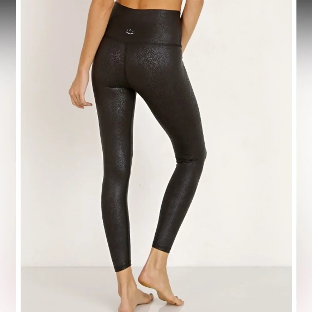 • Beyond Yoga • Women’s  Viper Highwaisted Midi Leggings Viper Black Yoga  XS